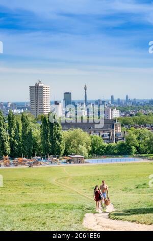 Regno Unito, Londra, Hampstead Heath Park, punto di osservazione di Parliament Hill. Vista di Camden, Gospel Oak e Kentish Town con lo skyline del centro di Londra alle spalle. Foto Stock