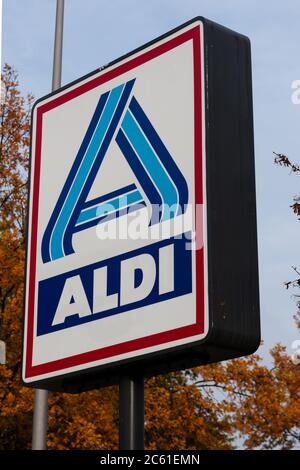 Informazioni per un supermercato Aldi a Berlino. Aldi è uno dei principali discounters di Berlino Foto Stock