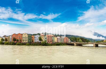 Costruzione facciata e Alpi montagne dietro a Innsbruck in una bella giornata estiva, Austria Foto Stock