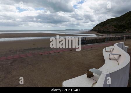 Pendine, Carmarthenshire, Galles, Regno Unito. 6 luglio 2020. Il primo giorno in cui il Galles ha sollevato la restrizione di cinque miglia di viaggio, la spiaggia di Pendine, Carmarthenshire rimane quasi vuota. Credito: Gruffydd Ll Thomas/Alamy Live News Foto Stock