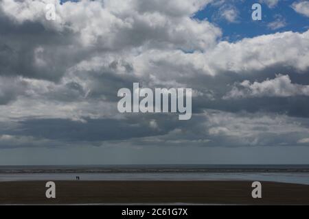 Pendine, Carmarthenshire, Galles, Regno Unito. 6 luglio 2020. Il primo giorno in cui il Galles ha sollevato la restrizione di cinque miglia di viaggio, la spiaggia di Pendine, Carmarthenshire rimane quasi vuota. Credito: Gruffydd Ll Thomas/Alamy Live News Foto Stock