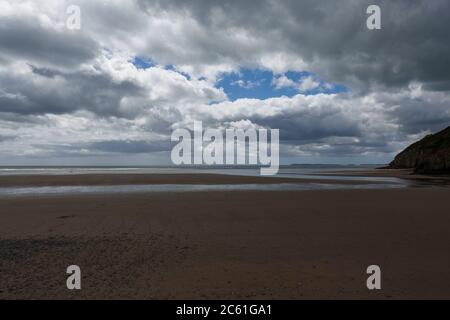 Pendine, Carmarthenshire, Galles, Regno Unito. 6 luglio 2020. Il primo giorno in cui il Galles ha sollevato la restrizione di cinque miglia di viaggio, la spiaggia di Pendine, Carmarthenshire rimane quasi vuota. Credito: Gruffydd Ll Thomas/Alamy Live News Foto Stock