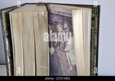 La Sacra Bibbia, edizione speciale con pagine d'oro e incisioni esclusive, con occhi rivolti all'umanità, dal libro di Mateo, bibbia ajar, Brasile Foto Stock