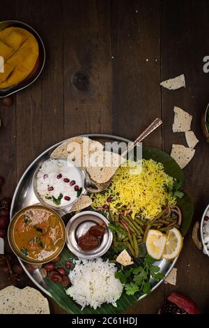 Piatti vegetariani tradizionali dell'India del Sud serviti su piatto su foglia di banana, spazio per le copie Foto Stock