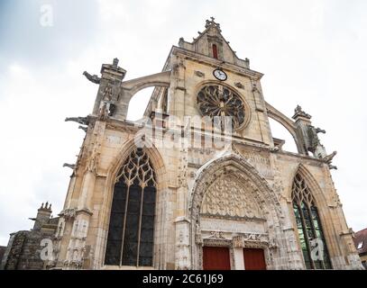 Chiesa di Saint-Jacques e Saint-Christophe a Houdan, Ile-de France, Francia. Facciata. Foto Stock