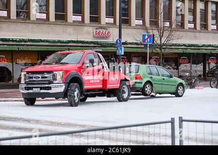 JOENSUU / FINLANDIA - 23 febbraio 2019: Camion da traino Ford F-450 nella strada della città Foto Stock