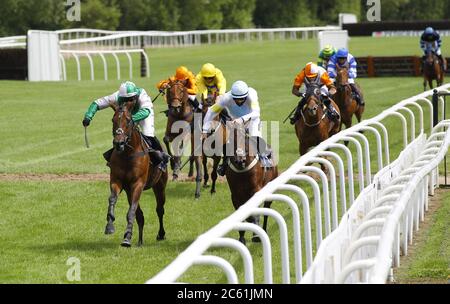 Perfect City e Jonjo o'Neill jnr batte Emma Lamb nella promessa dei prezzi al Bet365 handicap hurdle all'Ippodromo Uttoxeter. Foto Stock
