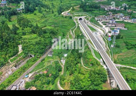 Liupanshui. 6 luglio 2020. La foto aerea del 6 luglio 2020 mostra un tunnel ferroviario lungo la ferrovia Anshun-Liupanshui nella provincia di Guizhou, nella Cina sud-occidentale. La ferrovia interurbana Anshun-Liupanshui, con una velocità progettata di 250 km all'ora, è in fase di preparazione per l'apertura. La ferrovia ridurrà il tempo di viaggio tra Guiyang e Liupanshui dalle attuali 3.5 ore a circa 1 ora, e Liupanshui City sarà completamente collegato con la rete ferroviaria nazionale ad alta velocità. Credit: Liu Xu/Xinhua/Alamy Live News Foto Stock