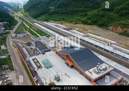 Liupanshui. 6 luglio 2020. La foto aerea del 6 luglio 2020 mostra la stazione ferroviaria di Lengba lungo la ferrovia Anshun-Liupanshui nella provincia di Guizhou, nella Cina sud-occidentale. La ferrovia interurbana Anshun-Liupanshui, con una velocità progettata di 250 km all'ora, è in fase di preparazione per l'apertura. La ferrovia ridurrà il tempo di viaggio tra Guiyang e Liupanshui dalle attuali 3.5 ore a circa 1 ora, e Liupanshui City sarà completamente collegato con la rete ferroviaria nazionale ad alta velocità. Credit: Liu Xu/Xinhua/Alamy Live News Foto Stock