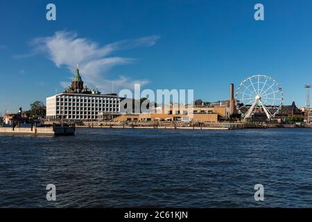 Vista del terminal Katajannokka con la Cattedrale Ortodossa Uspenski, la ruota panoramica e la piscina sul mare Allas a Helsinki Foto Stock