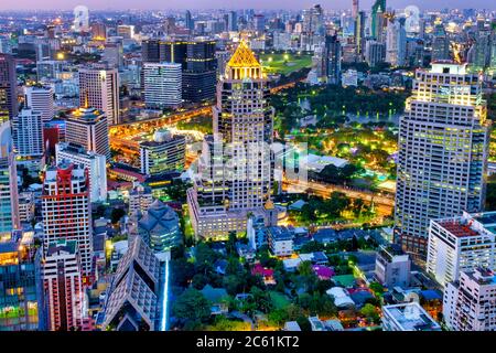 Vista del Parco Lumphinee dalla Luna Bar del Banyan Tree Hotel , Bangkok, Thailandia Foto Stock