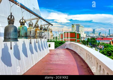 Campane a Wat Saket Ratcha Wora Maha Wihan, Bangkok, Thailandia Foto Stock