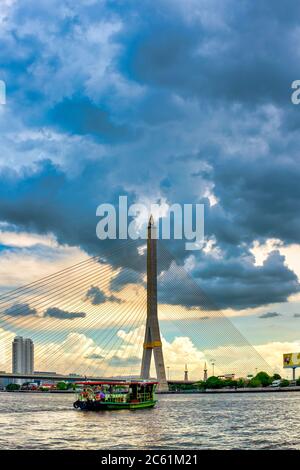 Sul lato occidentale del Rama VIII bridge, Bangkok, Thailandia Foto Stock