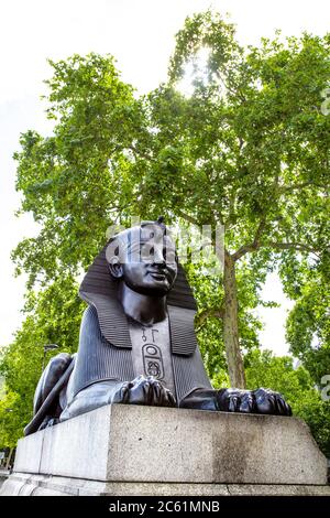 Sfinge in stile egiziano sul lato dell'obelisco dell'ago di Cleopatra su Victoria Embankment, Londra, Regno Unito Foto Stock