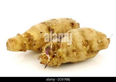 radici di topinambur (helianthus tuberosus) su sfondo bianco Foto Stock