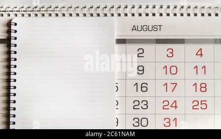 Agosto Carta Pagina Di Calendario Con Rilegatura A Spirale Come La Gestione Del Tempo E Il Concetto Di Pianificazione Foto Stock Alamy