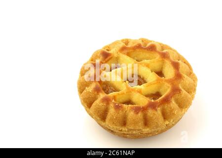 torte di mele decorate ripiene su sfondo bianco Foto Stock