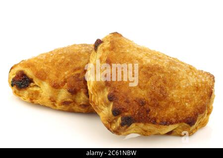 deliziosi tortini di ciliegia sfoglia su sfondo bianco Foto Stock