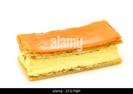 Pasticceria tradizionale olandese chiamata 'tompouce' con bandiera olandese prodotta in particolare per il giorno dei Re il 27 aprile in Olanda su sfondo bianco Foto Stock