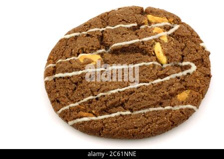 Biscotti croccanti al cioccolato con noci decorate con cioccolato bianco su sfondo bianco Foto Stock