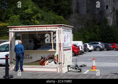 Laugharne, Carmarthenshshire, Galles, Regno Unito. 6 luglio 2020. Il primo giorno in cui viene revocata la restrizione di viaggio di cinque miglia del Galles, un uomo acquista un gelato a Laugharne, Carmarthenshshire. Credito: Gruffydd Ll Thomas/Alamy Live News Foto Stock