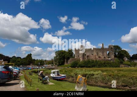 Laugharne, Carmarthenshshire, Galles, Regno Unito. 6 luglio 2020. Il primo giorno in cui il Galles ha rimosso la restrizione di cinque miglia di viaggio, la gente si dirige a Laugharne, Carmarthenshshire per una giornata fuori, con il parcheggio vicino Laugharne castello pieno. Credito: Gruffydd Ll Thomas/Alamy Live News Foto Stock