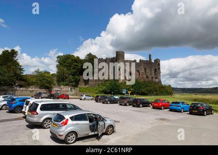 Laugharne, Carmarthenshshire, Galles, Regno Unito. 6 luglio 2020. Il primo giorno in cui il Galles ha rimosso la restrizione di cinque miglia di viaggio, la gente si dirige a Laugharne, Carmarthenshshire per una giornata fuori, con il parcheggio vicino Laugharne castello pieno. Credito: Gruffydd Ll Thomas/Alamy Live News Foto Stock