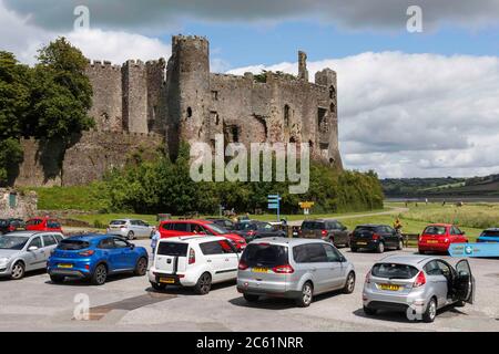 Laugharne, Carmarthenshshire, Galles, Regno Unito. 6 luglio 2020. Il primo giorno in cui il Galles ha rimosso la restrizione di cinque miglia di viaggio, la gente si dirige a Laugharne, Carmarthenshshire per una giornata fuori, con il parcheggio vicino Laugharne castello pieno. Credito: Gruffydd Ll Thomas/Alamy Live News Foto Stock