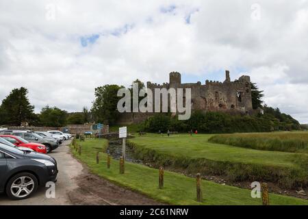 Laugharne, Carmarthenshshire, Galles, Regno Unito. 6 luglio 2020. Il primo giorno in cui il Galles ha rimosso la restrizione di cinque miglia di viaggio, la gente si dirige a Laugharne, Carmarthenshshire per una giornata fuori, con il parcheggio vicino Laugharne castello pieno. Credito: Gruffydd Ll Thomas/Alamy Live News Foto Stock