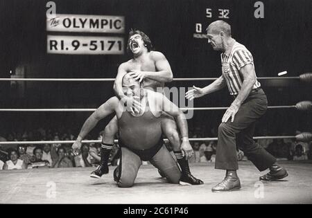 Il Grande Golaith fa la mano a Chavo Guerrero in una partita di wrestling all'Olympic Auditorium di Los Angeles, California, intorno al 1975. Foto Stock