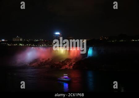 Cascate americane con illuminazione arcobaleno Foto Stock