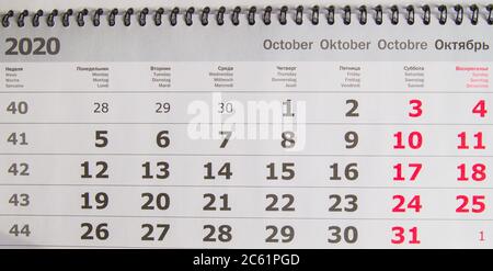 Calendario mese di ottobre 2020, il concetto di un calendario desktop a livello piatto isolato su sfondo bianco. Foto Stock