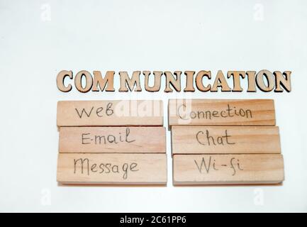 Il concetto di comunicazione con testo scritto a mano su blocchi di legno. Sfondo bianco. Foto Stock