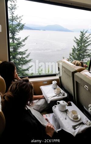 I passeggeri potranno ammirare le viste della costa occidentale del Pacifico a bordo del treno Rocky Mountaineer con tetto in vetro, diretto alla stazione sciistica di Whistler da Vancouver Foto Stock