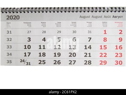 Calendario mese di agosto 2020, il concetto di un calendario desktop a livello piatto isolato su sfondo bianco. Foto Stock