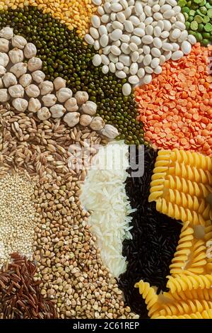 ingredienti e prodotti vegani di base. cereali, legumi, frutta e verdura fresche, oli, semi e noci. dieta sana ed equilibrata isolata su bianco Foto Stock