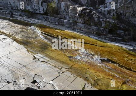 Fiume di acqua dolce nel sito turistico in Brasile, stagione secca nella regione, pietre fiume nel Turismo Parco Nazionale, Brasile, Sud America Foto Stock