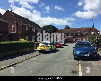 Stephens Close, Wolverhampton, dove due paramedici sono stati pugnalati e sono attualmente in ospedale in condizioni stabili. Un uomo è stato arrestato. Foto Stock