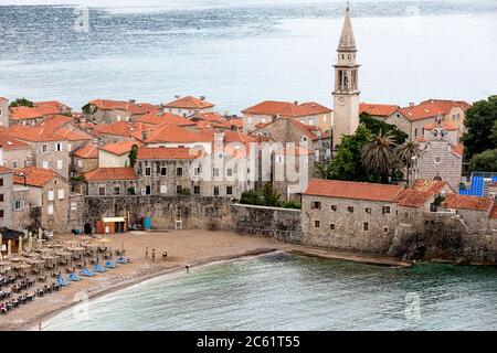 Vista aerea della città vecchia di Budva e quasi vuota spiaggia a causa della crisi del virus Corona, Montenegro Foto Stock