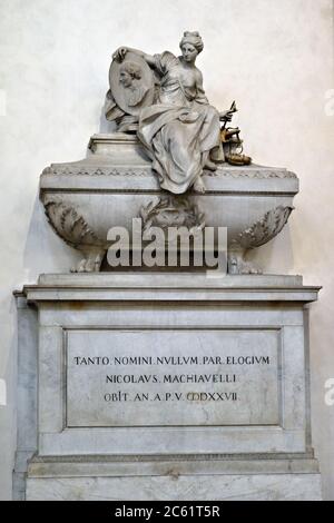 Firenze, Italia - 11 ottobre 2012: La tomba del filosofo Niccolo Machiavelli nella Basilica di Santa Croce a Firenze Foto Stock