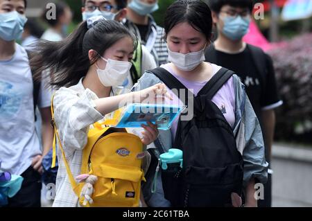 Chongqing, Chongqing cinese. 6 luglio 2020. I candidati vengono a familiarizzare con il loro sito di esame nel distretto di Jiangbei, Chongqing, nel sud-ovest della Cina, il 6 luglio 2020. Il gaokao di quest'anno, o l'esame di ingresso al college nazionale, inizierà il 7 luglio. Credit: Tang Yi/Xinhua/Alamy Live News Foto Stock