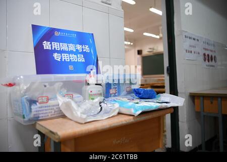 Chongqing, Chongqing cinese. 6 luglio 2020. Disinfettante e materiale medico per una sala d'esame isolata di riserva sono visti in un sito d'esame nel distretto di Jiangbei, Chongqing del sud-ovest della Cina, 6 luglio 2020. Il gaokao di quest'anno, o l'esame di ingresso al college nazionale, inizierà il 7 luglio. Credit: Tang Yi/Xinhua/Alamy Live News Foto Stock