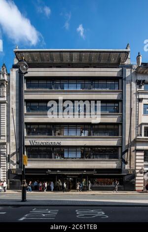 Vista assiale della elevazione principale su Piccadilly. Waterstones, formely Simpsons, Londra, Regno Unito. Architetto: Joseph Emberton, 1936. Foto Stock