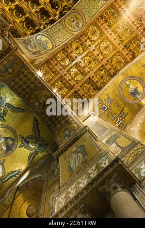 Particolare del mosaico dorato nel soffitto della Cattedrale di Monreale, in provincia di Palermo in Sicilia Foto Stock