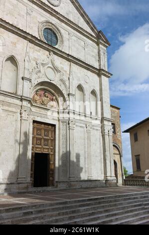 Ingresso con scalinata della chiesa di Sant'Agostino, a Montepulciano, in provincia di Siena, Italia con cielo blu e sole Foto Stock