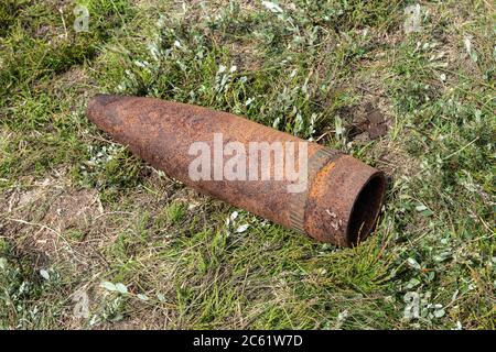 Bomba non esplosa in un campo. Foto Stock