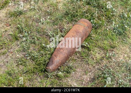 Bomba non esplosa in un campo. Foto Stock