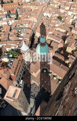 Vista dalla cima della Torre Asinelli che si affaccia sulla Torre Garisenda. Meglio conosciuta come le due Torri di Bologna. Italia. Foto Stock
