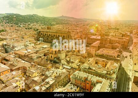 Vista dalla cima della Torre Asinelli della bellissima Piazza maggiore e della Basilica di San Petronio. Bologna, Italia. Foto Stock