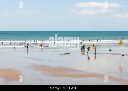 Garrettstown, Cork, Irlanda. 06 luglio 2020. Bagnanti godendo la spiaggia in una giornata soleggiata a Garrettstown, Co. Cork, Irlanda.- credito; David Creedon / Alamy Live News Foto Stock